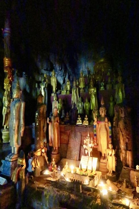 ... et on découvre des statues de Bouddha, juste éclairées par quelques bougies.