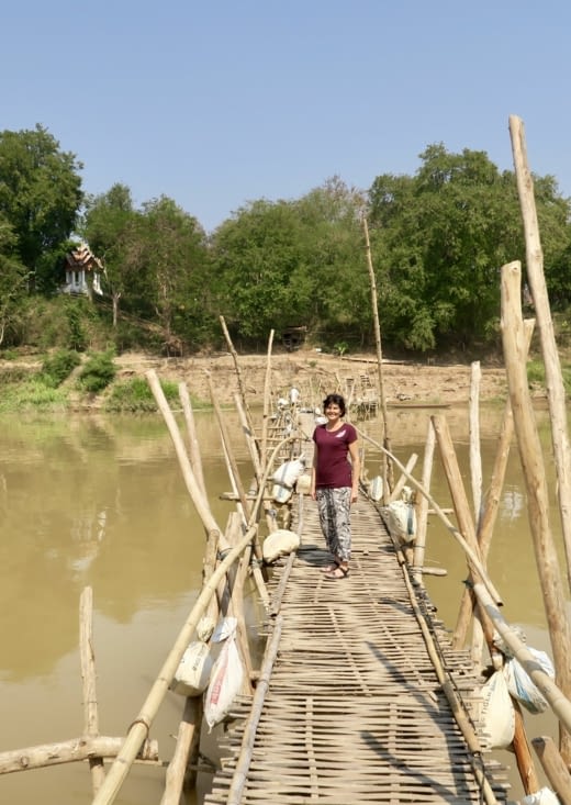 Et sinon, pour les piétons, un pont de bambou saisonnier.