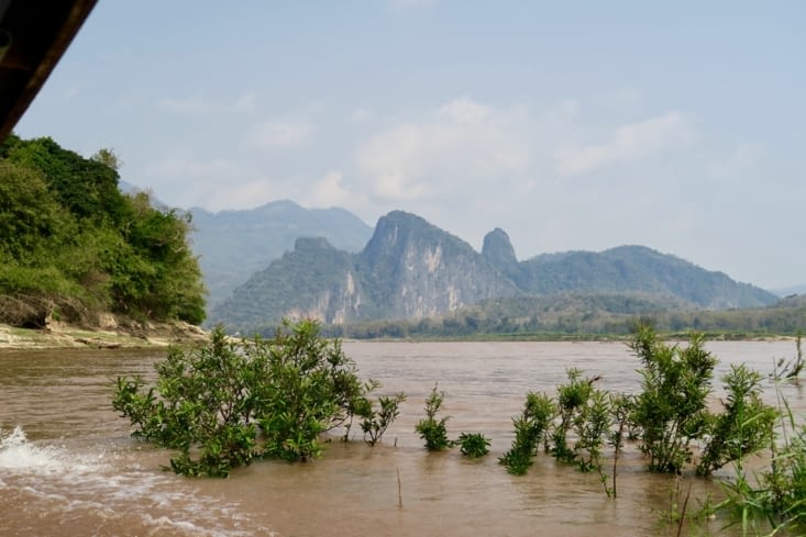 Au bout d’1 h de navigation, le paysage change, des montagnes dentelées apparaissent.