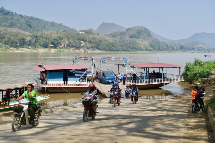 Un bac fait traverser voitures, camionnettes, 2 roues...