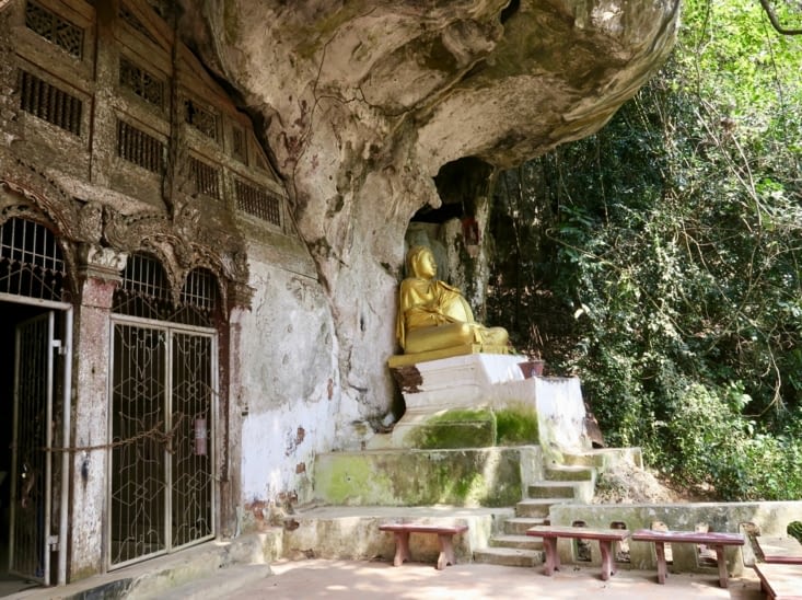 Un Bouddha bien gourmand garde l’entrée de la première.