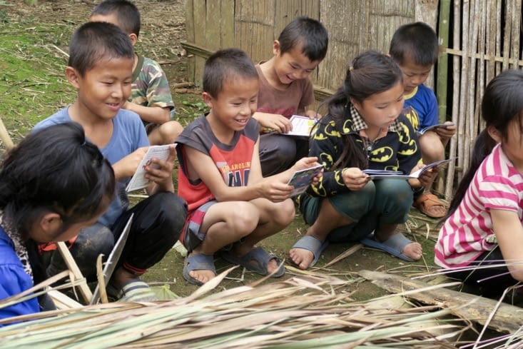 Khamsao leur dit qu’ils pourront s’entraîner à lire pour leurs frères et sœurs...