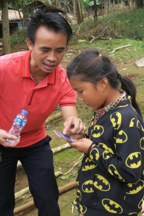 Khamsao se rend compte que plusieurs commencent à savoir lire, c’est une bonne surprise !