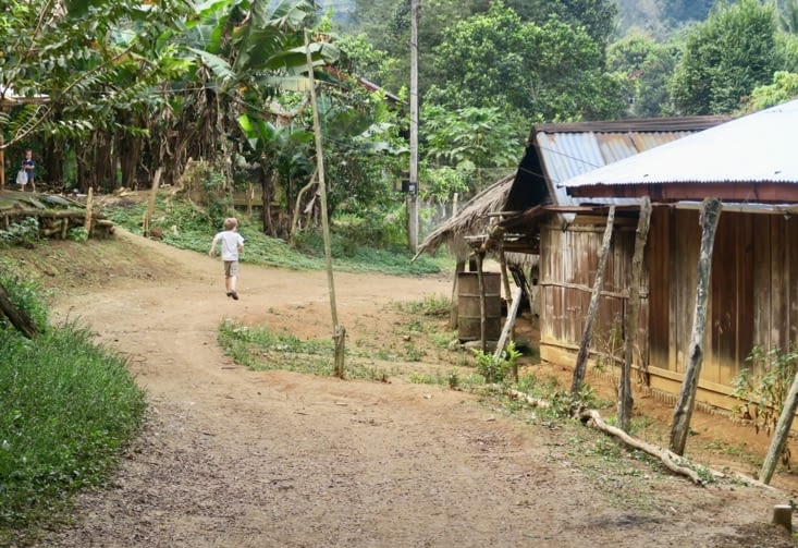L’aventurier Maël part en tête à la découverte du village.