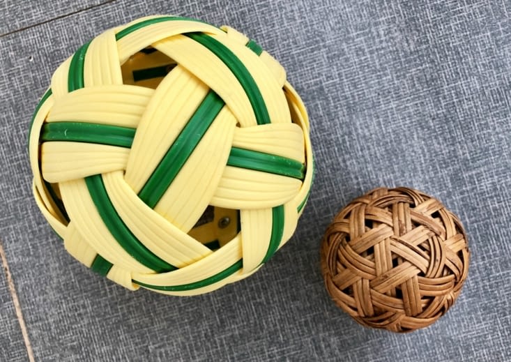 On a d’ailleurs acheté notre ballon à nous : version plastique et version rotin.