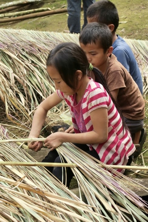 Pendant la saison des pluies, les toits souffrent et il y a souvent des fuites.