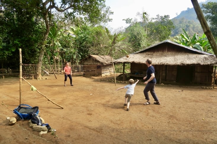 Petite séance de takraw devant la maison...