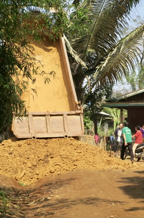Attraction du jour : un camion vient déposer du sable pour remblayer la piste...