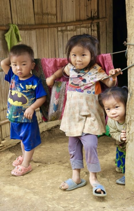 Derrière eux, une corde tendue et une couverture : c’est le berceau du petit frère !