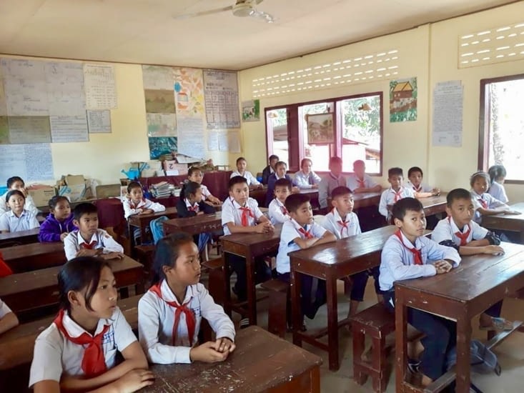 Nous entrons dans la classe : il y a près de 40 élèves !!