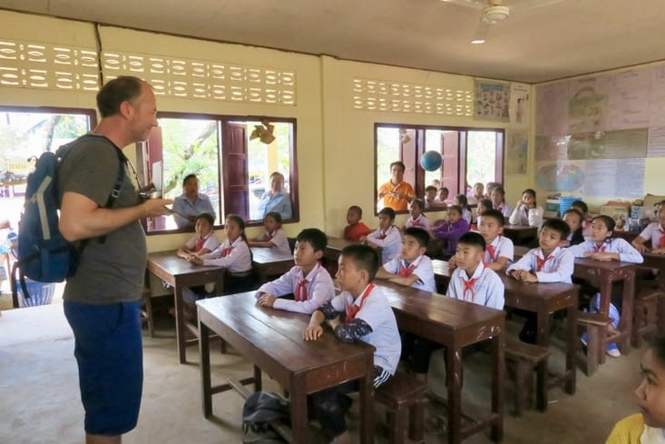 Yves montre la vidéo de la classe de Maël, les enfants sont très attentifs...