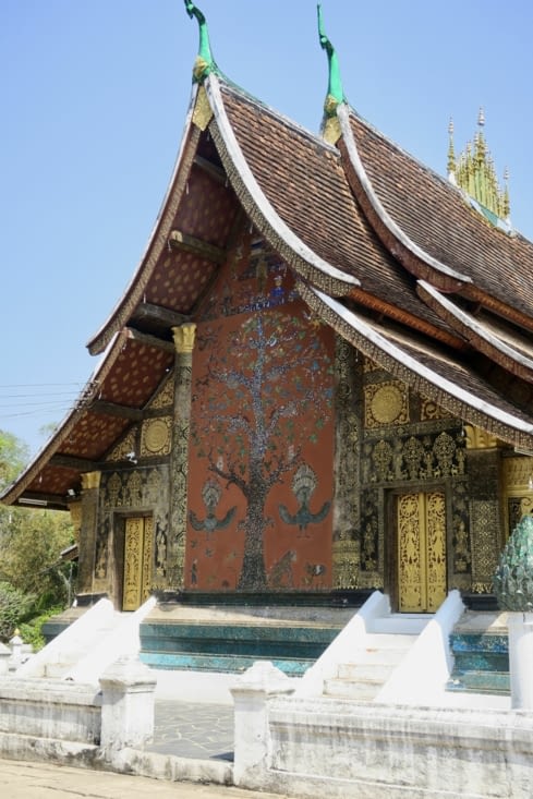 A l’arrière, une grande mosaïque représentant l’Arbre de Vie, de l’Illumination.