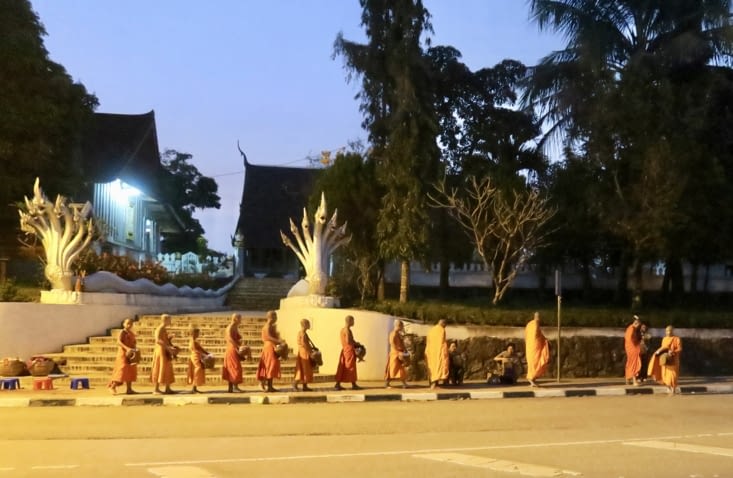 La journée commence juste avant l’aube avec les offrandes faites aux moines.