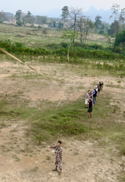 ... jusqu’au moment où l’équipe au sol attrape la corde...