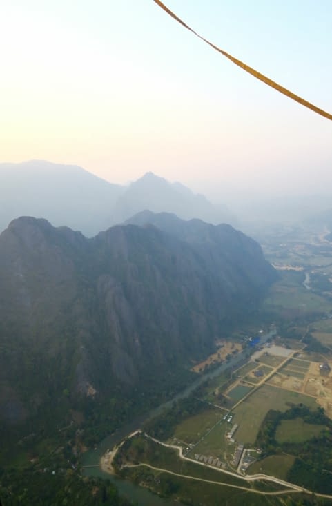 En amorçant la descente, le pilote prend un malin plaisir à approcher les montagnes...
