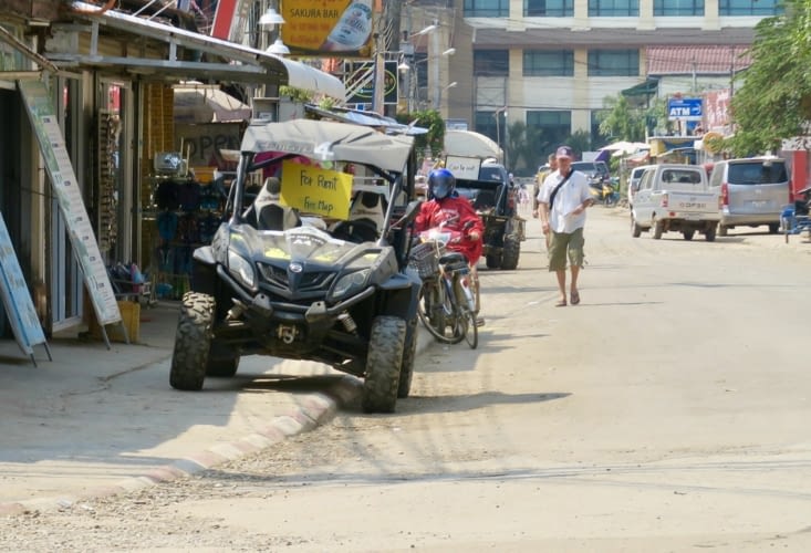 La rue principale de Viang Vieng.