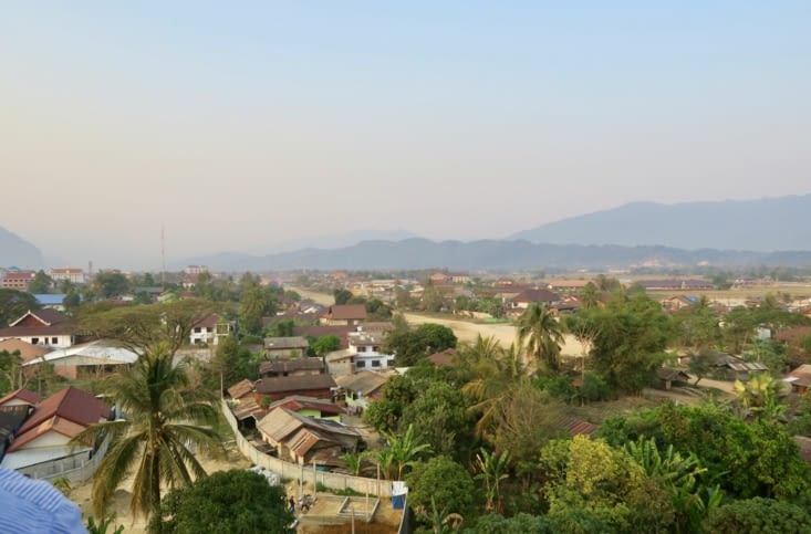 On commence à survoler arbres et maisons...