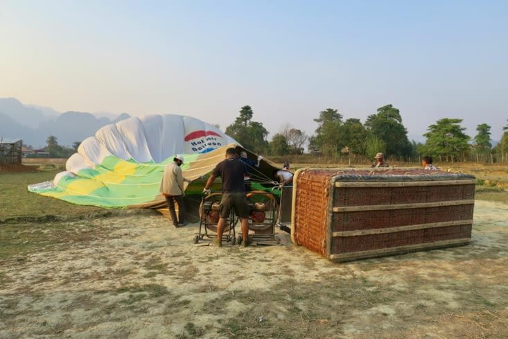 Soudain, l’équipe approche du ballon et les choses sérieuses commencent.