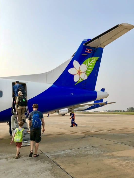 Ce sera donc un vol d’1h15, à bord d’un petit avion à hélices de la Lao Airlines.