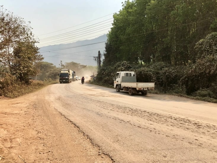 La route - piste jusqu’a Vientiane.