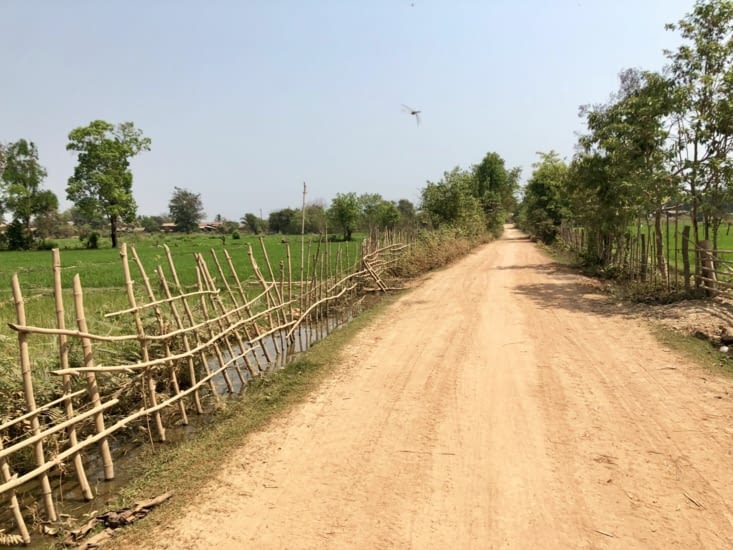 La route se transforme en piste avec poussière et ornières...
