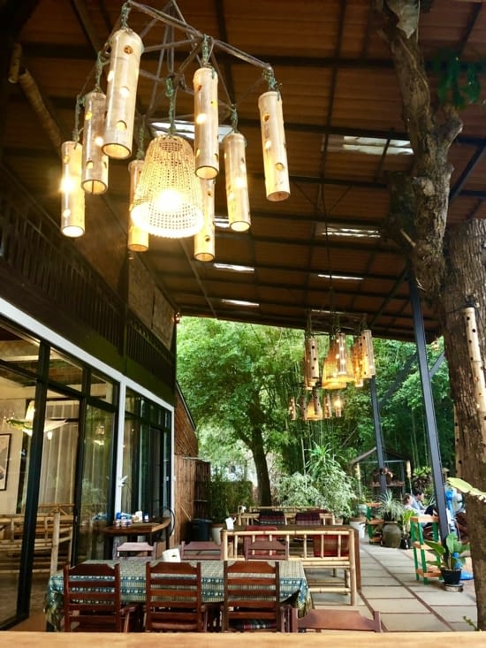 La terrasse, une bonne partie de la déco est faite en bambou (matériau magique !)