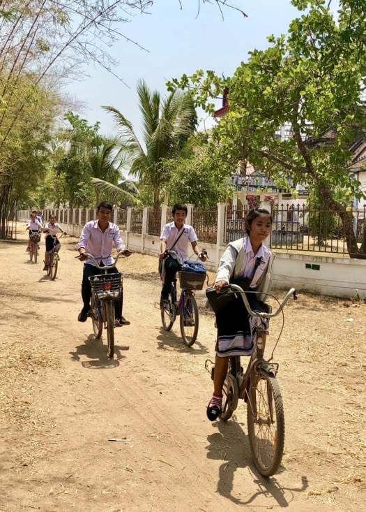 Nous voyons passer des dizaines d’écoliers et collégiens à vélo.