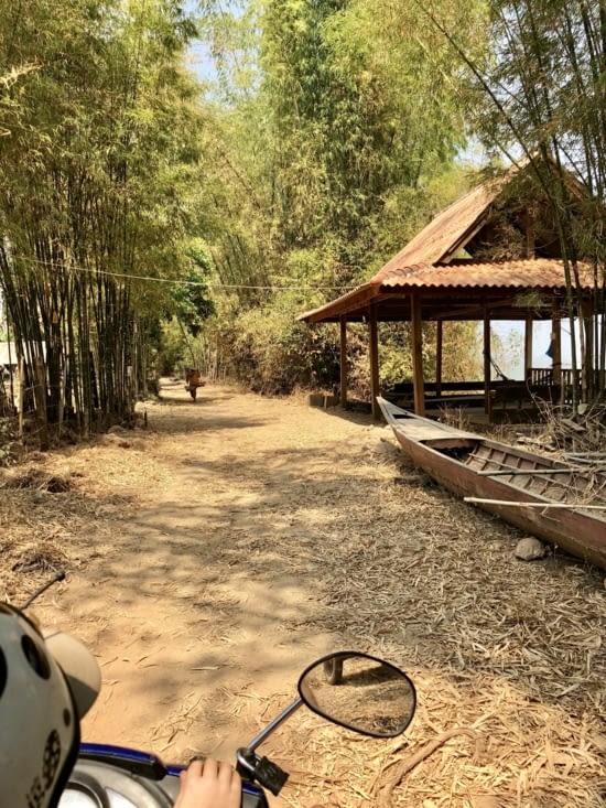 Pour rentrer, nous prenons la piste le long du Mékong.