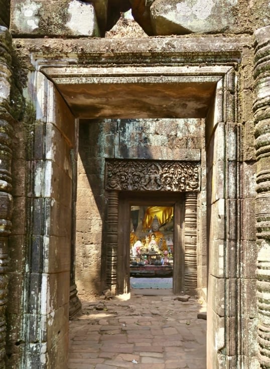 Au bout d’une enfilade de portes, l’autel et les statues de Bouddha.