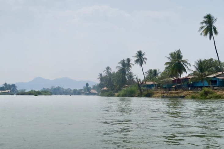 Et après une petite heure de navigation paisible, arrivée en vue de Don Khone.