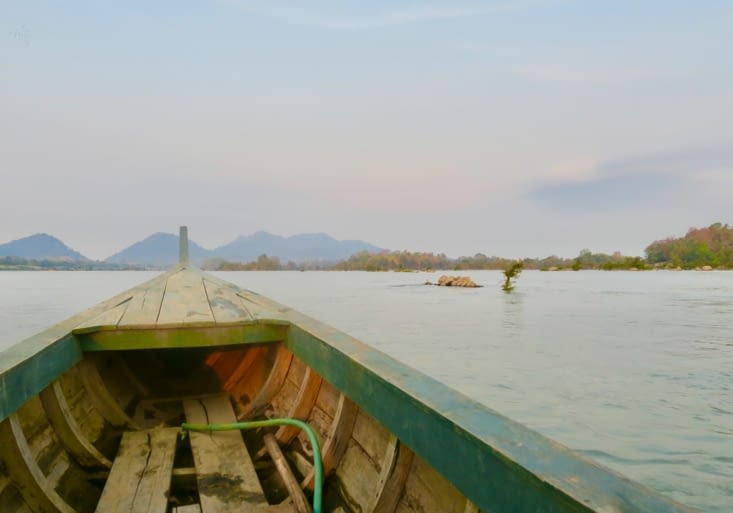 Dans un minuscule bateau de pêche, cap vers le territoire des dauphins.