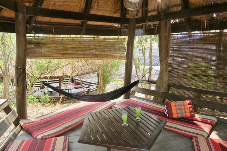 Juste à côté des chutes, de petits bungalows avec vue, parfaits pour se poser à l’ombre...