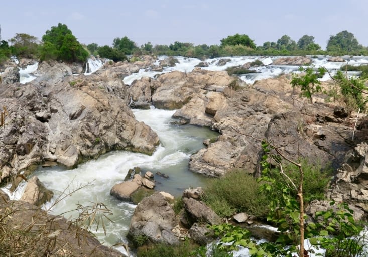 La roche volcanique, déchiquetée par la puissance du Mékong divisé en milliers de bras...