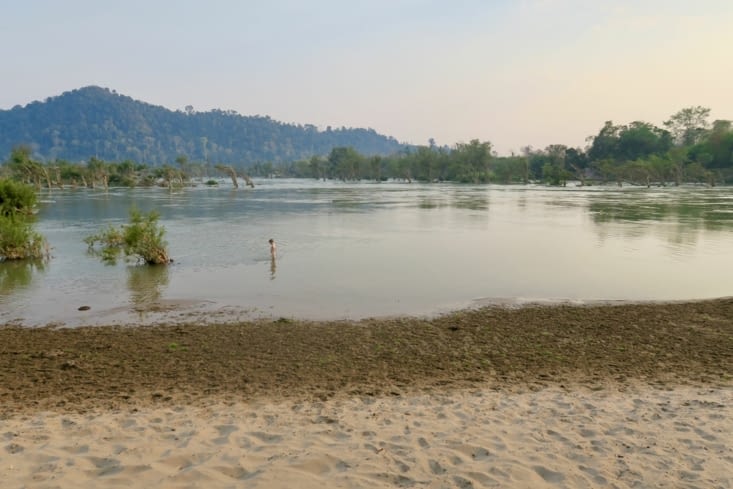 On brave le sable un peu vaseux et « bouseux » et la baignade est délicieuse !