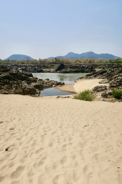 On retrouve la micro plage taillée dans la roche, près des chutes de Li Phi.