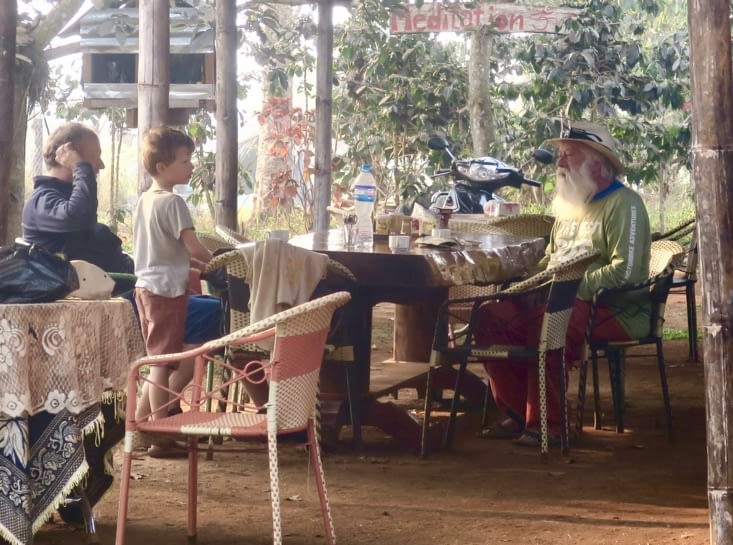 À droite, Lionel et sa barbe de Père Noël.