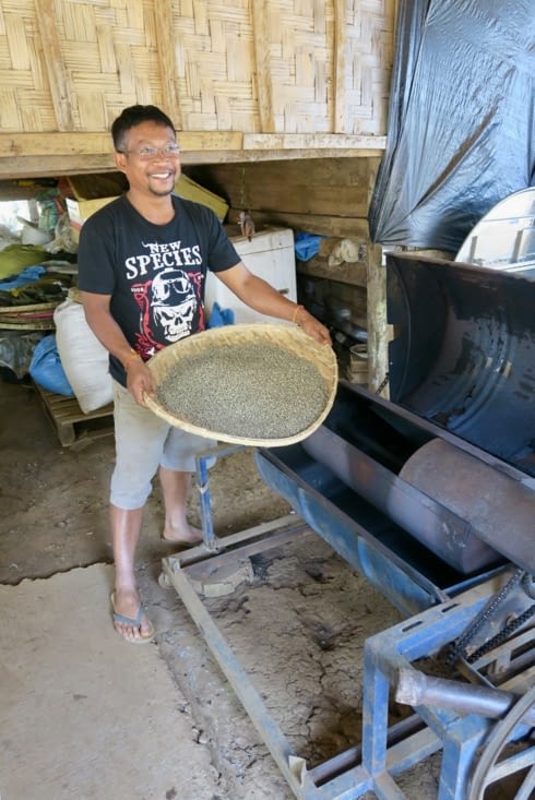 Khamsone devant la machine à torréfier.