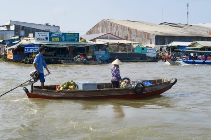 De petits bateaux circulent pour proposer des boissons : thé, café, jus de noix de coco...