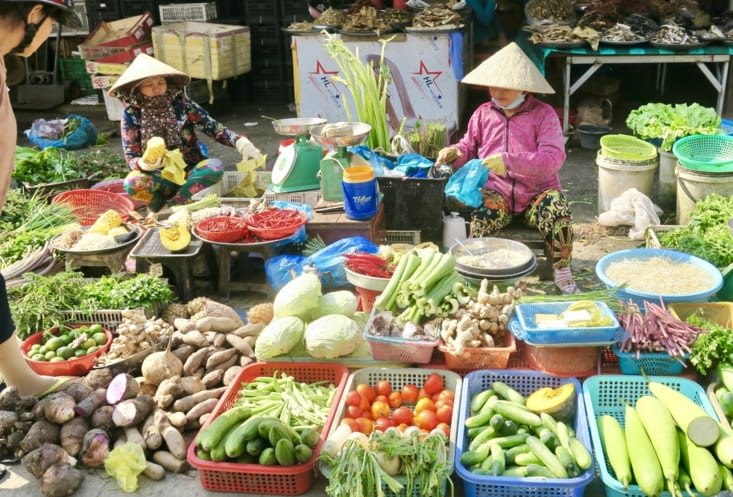 Le marché est très vaste, et on y trouve aussi des marchandes de fruits et légumes.