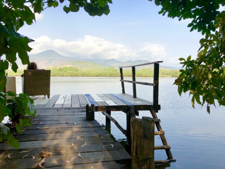 Au bord de la rivière.