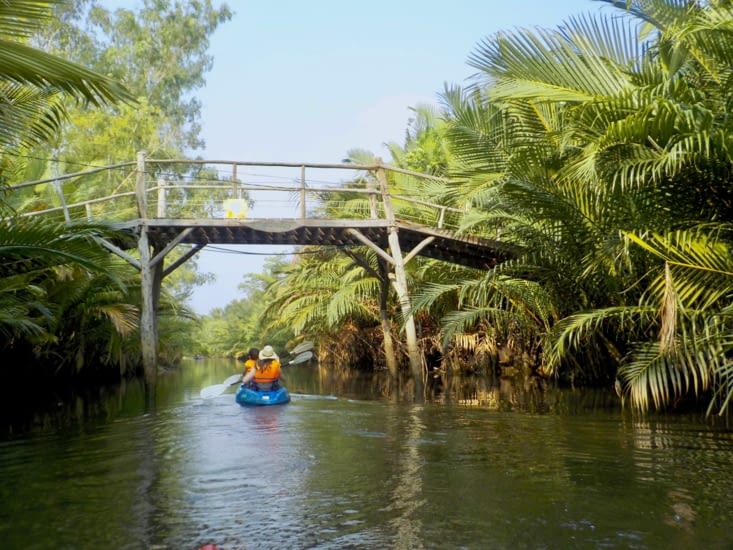 C’est parti ! On pagaie vers un canal étroit bordé de palmiers d’eau.