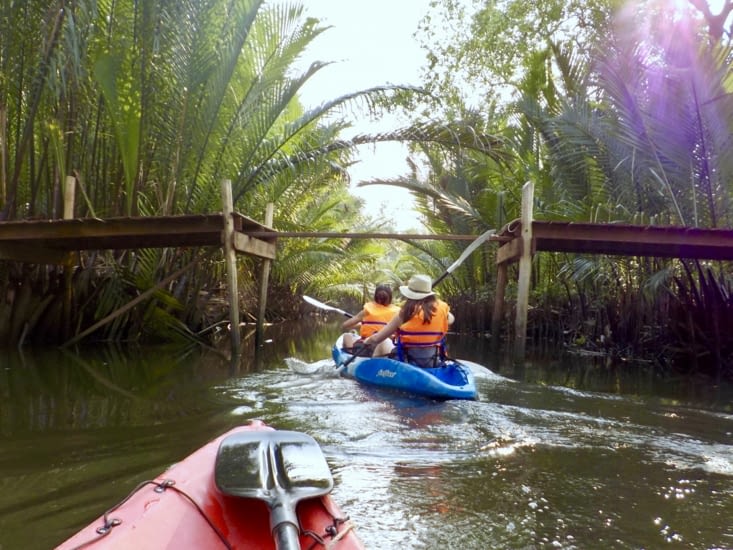 Passage d’un petit pont et retour vers la rivière principale.