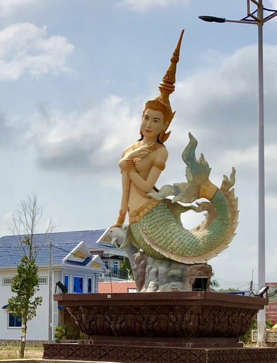 Arrivés à Kep, accueillis par une sirène khmère.