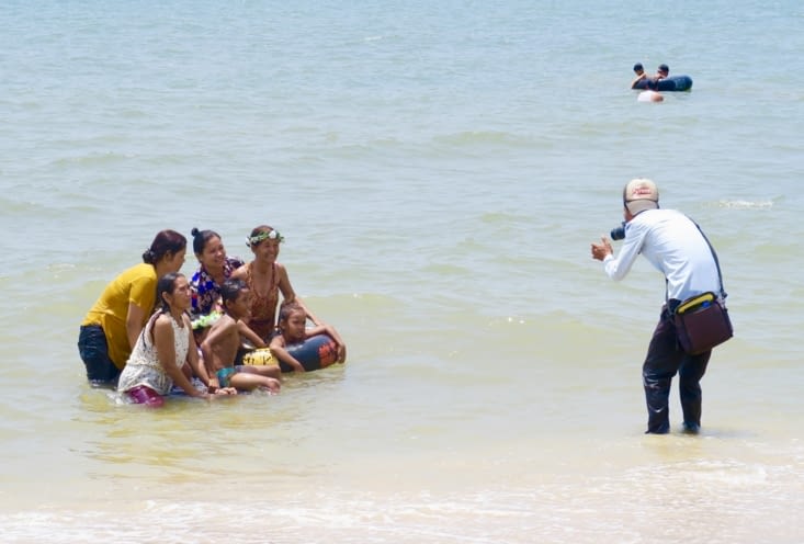 C’est dans la boîte ! Même le photographe se baigne habillé ?