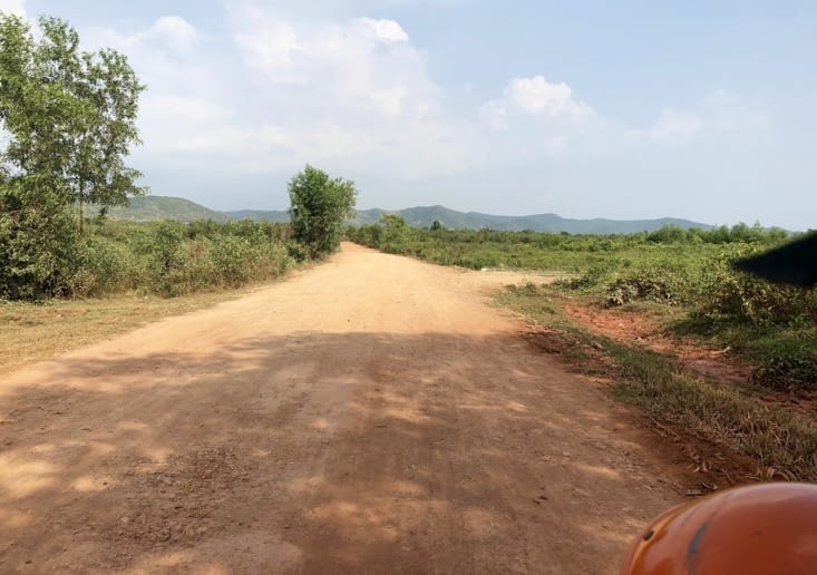 Et la route devient piste. Le conducteur assure ?