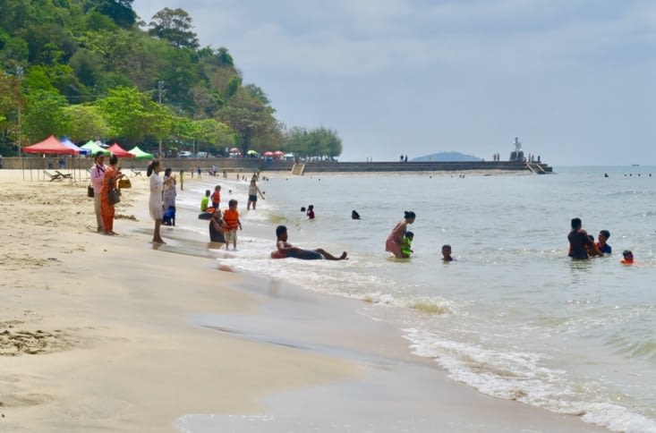 Il y a très peu d’occidentaux, mais beaucoup de Cambodgiens, venus en famille.
