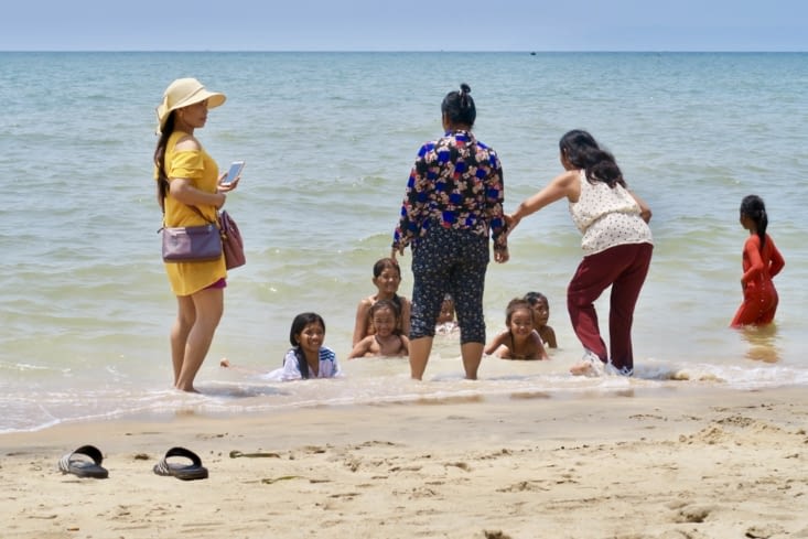 En fait, la famille se prépare pour une séance photo...