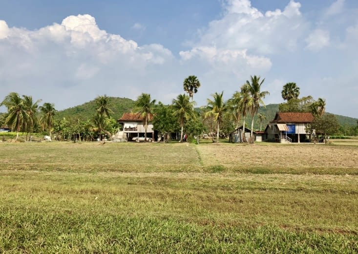 En bordure des montagnes, nous traversons de grandes plaines cultivées.