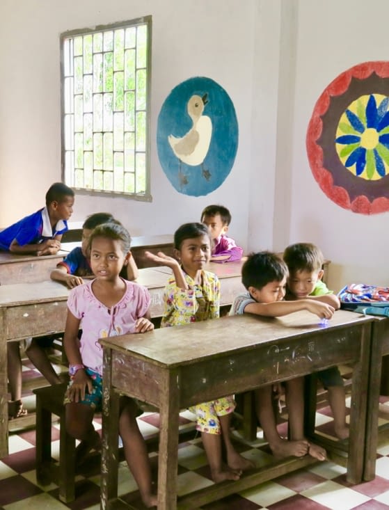 La petite fille au centre, en tenue jaune, a 11 ans, et s’exprime déjà bien...