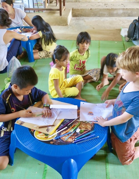 Ensuite, visite de l’atelier jeux et dessins, avec la participation active de Maël.